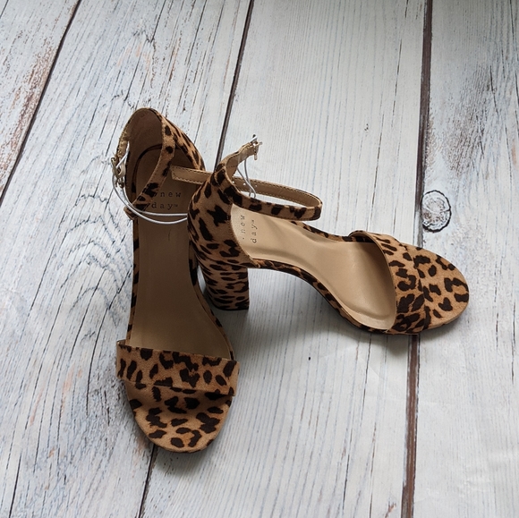 Leopard Print Chunky Heels - Picture 2 of 6